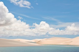 O Parque Nacional Lençóis Maranhenses se espalha por uma área de 155 mil hectares, dos quais 90 mil são preenchidos por dunas salpicadas de lagoas com água translúcida