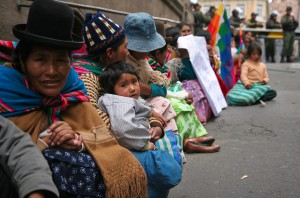 Em manifestação na Praça Murillo, centro do poder em La Paz, bolivianos pediam a saída do administrador de uma pequena região que estava no cargo há mais de 8 anos